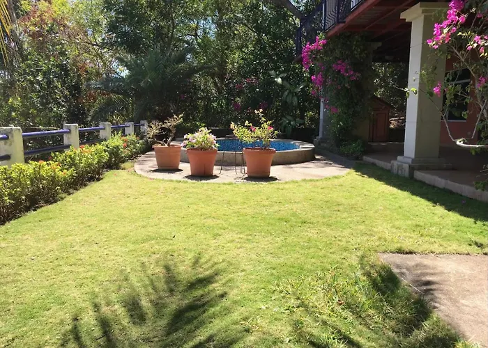 Villa La Giralda - Lakefront - Pool - Relaxation Haven